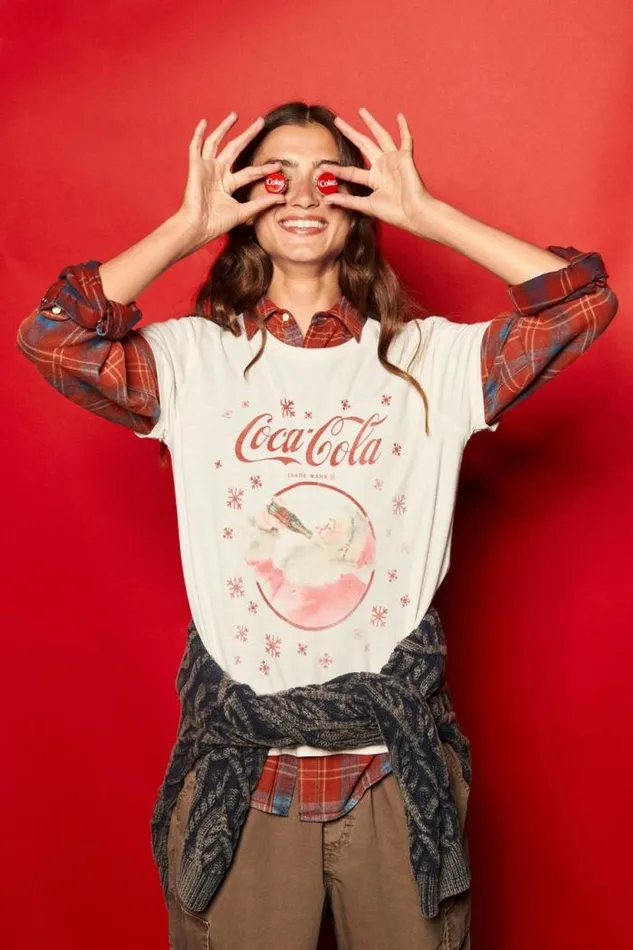 Lucky Brand Coke Santa Snow Classic Crew Whisper White Women Graphic Tees