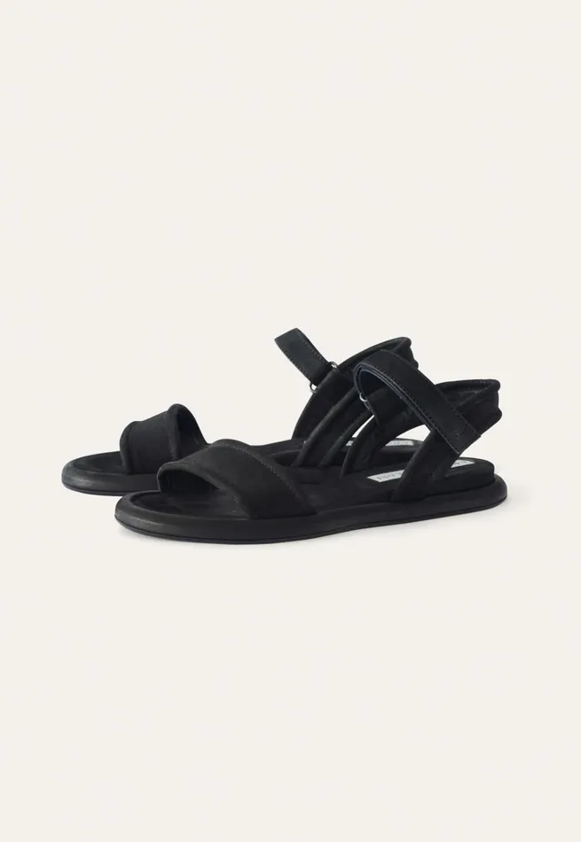 Women Strappy Leather Sandal Black Poetry Fashion Footwear